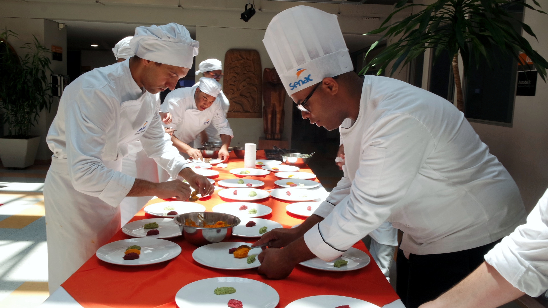Chef Lucio Roberto e alunos na preparação do segndo prato